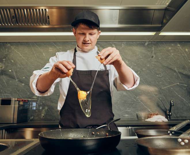 Koch in Aktion in der Naturküche