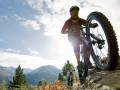 Ciclista su mountain bike nella valle Ötztal